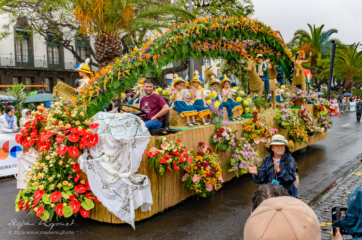 Wagen der Tanzgruppe Nuvem D’Afectos beim Blumenfest
