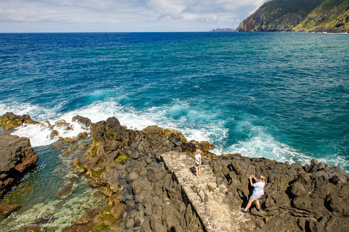 Begehrter Platz für Fotos zwischen den Felsen von Porto da Cruz