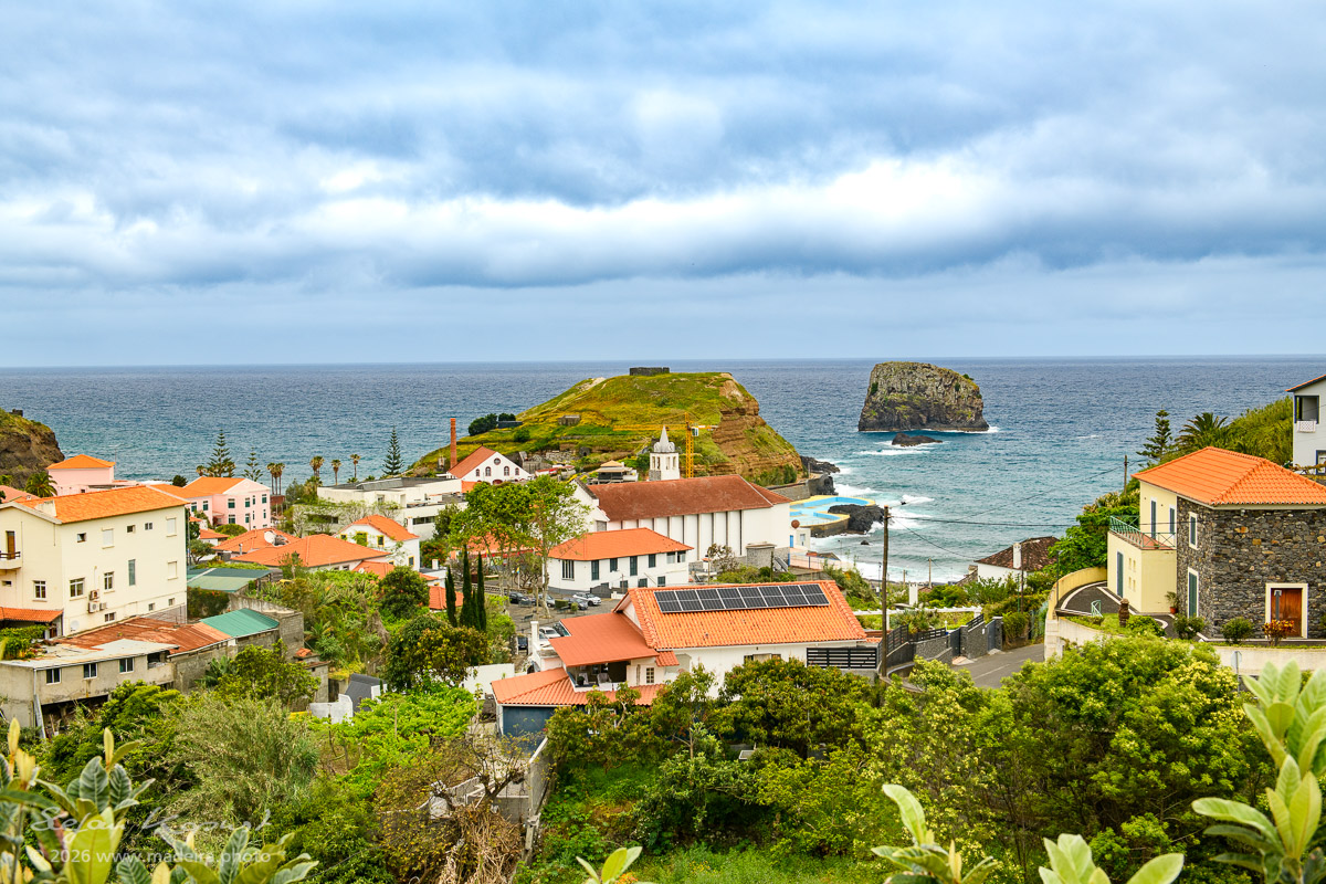 Bucht von Porto da Cruz mit Fortim-Ruine und Penha d’Águia