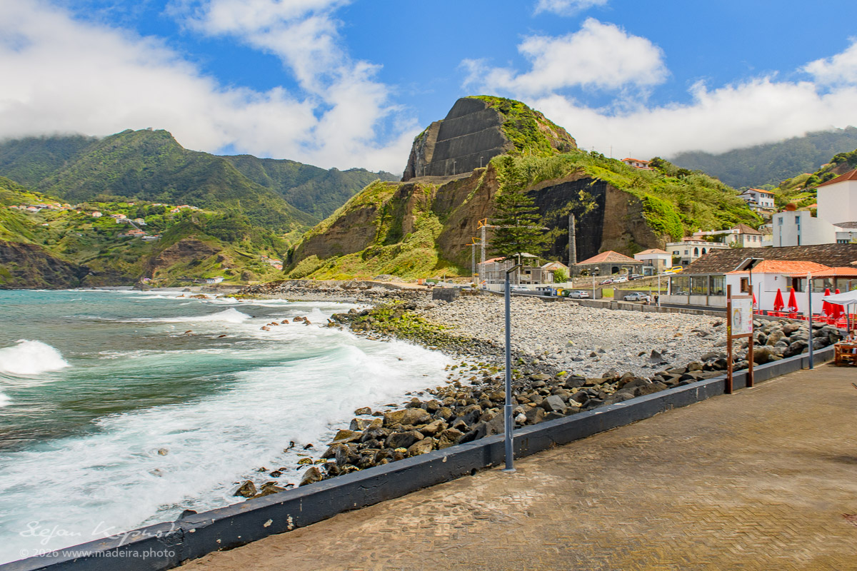 Promenade und Bucht von Porto da Cruz mit Penha d’Águia