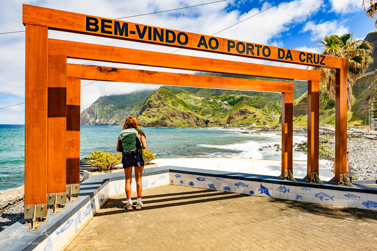 Willkommensrahmen am Küstenweg von Porto da Cruz mit Blick auf Madeiras Nordostküste
