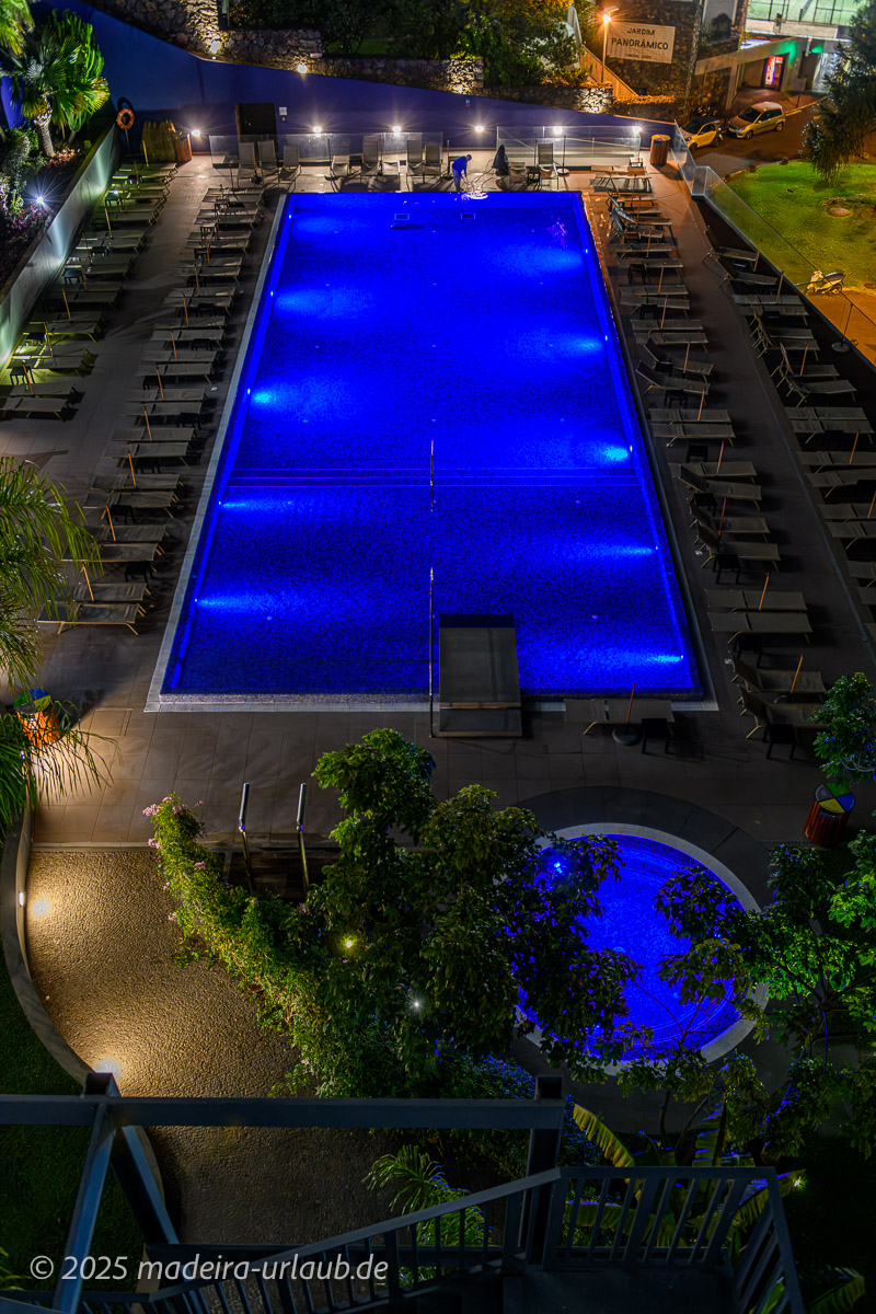 Poolblick am Abend