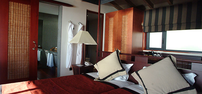 Hotelzimmer im Choupana Hills mit japanisch wirkenden Holzschiebewänden