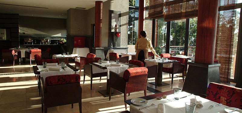 Sonnenlicht und lange Schatten im Restaurant des Choupana Hills